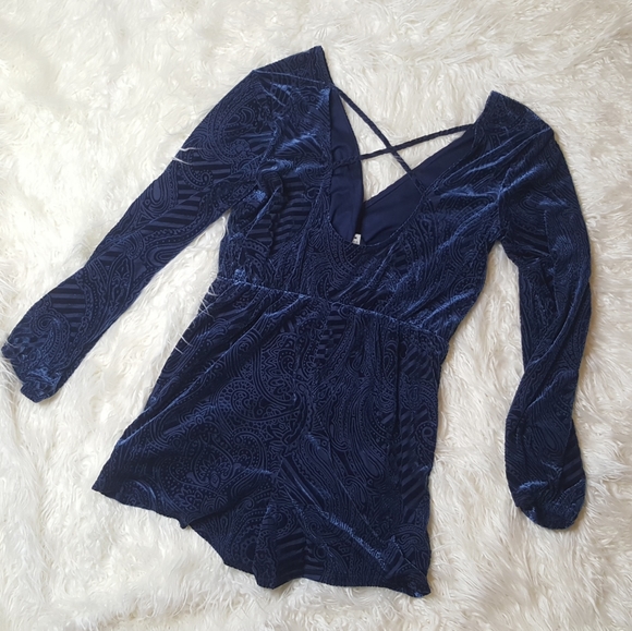 Ecote wrap front blue paisley velvet romper - Picture 5 of 7